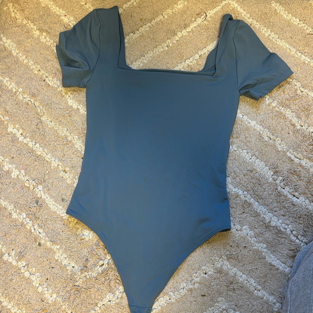 Aritzia Babaton Contour Squareneck Short Sleeve Bodysuit